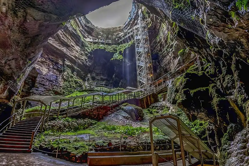 Visite dans l'entrée du Gouffre du Padirac