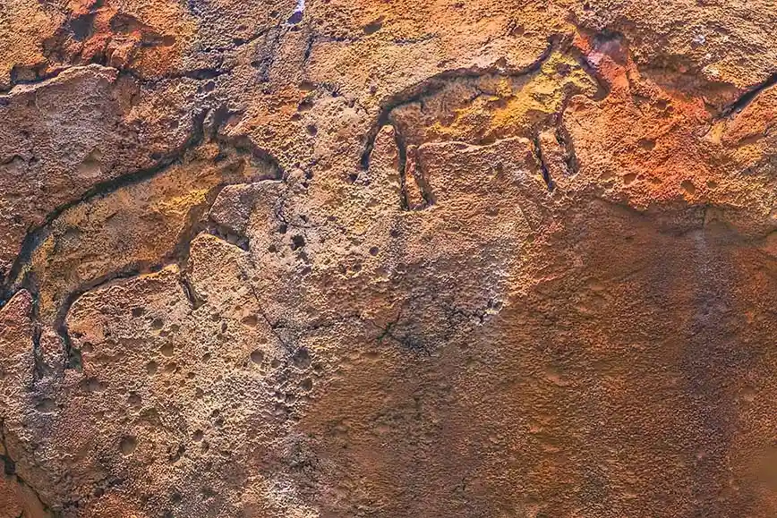 Gravure sur une grotte en Occitanie