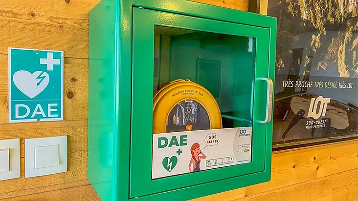 installatie van een defibrillator op camping les hirondelles