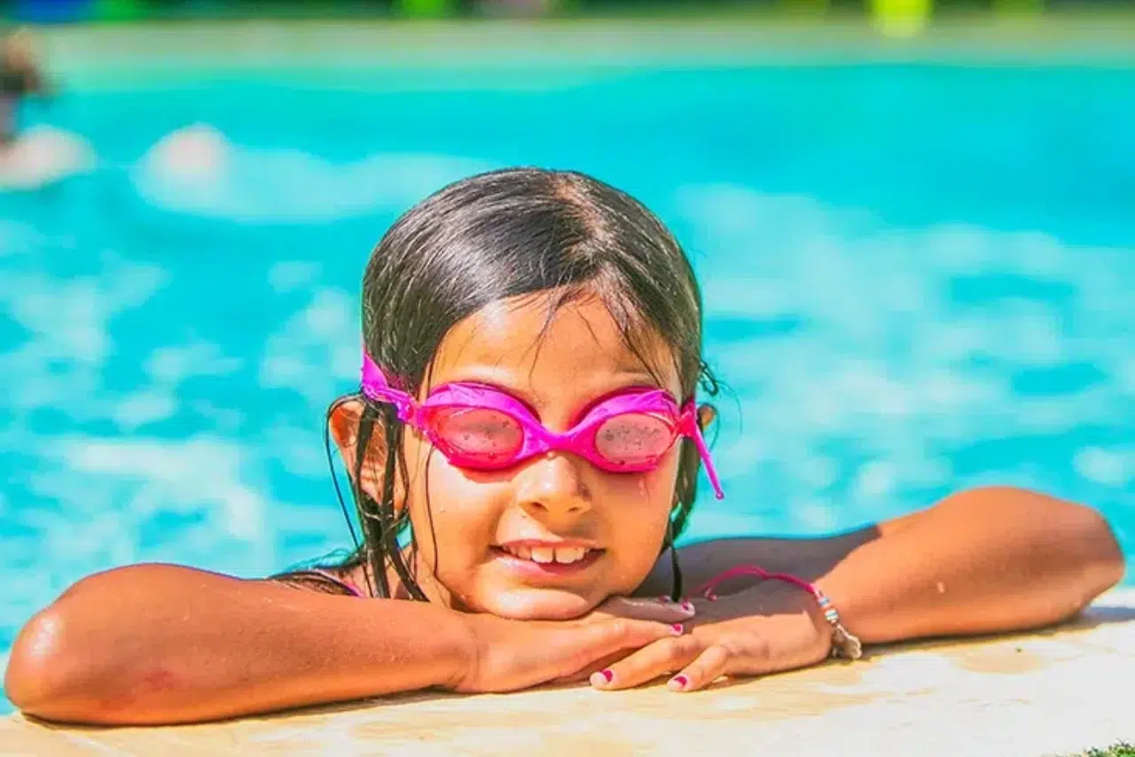 enfant au bord de la piscine
